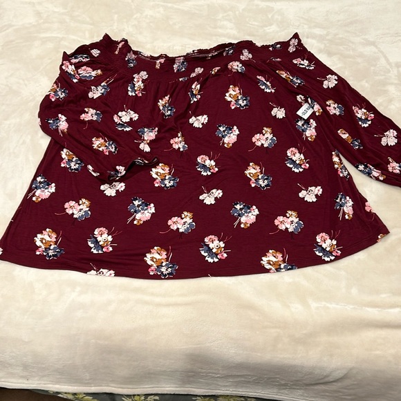 ⚡️Closet Cleanout⚡️ Off the Shoulder Top - Picture 1 of 5